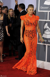 高清组图：格莱美红毯费姬橙色透视礼服露内衣