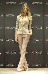 组图：变3女郎惠特莉推销香水 真空职业装亮相