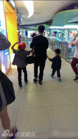 组图：张柏芝带两子逛街 Lucas遇路人压低帽檐