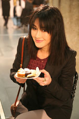 组图：陈燃化身时尚买手 巴黎逛店休闲随意