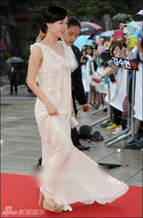 组图：韩艺丽白纱裙亮相百想 衬托雪白美肌