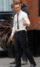 组图：《法律顾问》片场 哈维尔-巴登造型雷人