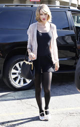 组图：斯威夫特吊带装亮相 丝袜配舞鞋美艳性感