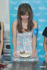 组图：傅颖低胸裙亮相 现场做蛋糕大秀事业线