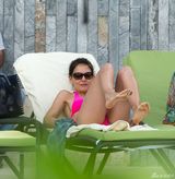 组图：前阿汤嫂秀比基尼 胸部下垂小腹似千层饼