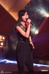 组图：《劲歌金曲》录像 阿Sa黑色皮胸衣亮相献歌