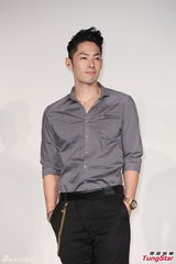 组图：吴建豪秀身材 透露健身习惯