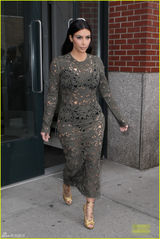 组图：卡戴珊穿透视裙录节目 性感黑色内裤隐现