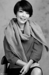 组图：高晓菲黑白写真 展文艺熟女风采