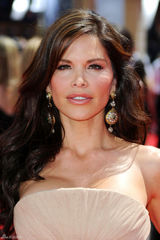 高清图：艾美奖红毯 劳伦-瓦莱兹薄纱礼服曲线玲珑 