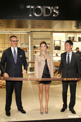 高清图：乐基儿台北剪彩 着装时尚新潮美腿纤长