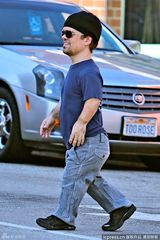 组图：“小恶魔”彼特-丁拉基携妻女外出逛街