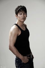 组图：于晓光秀肌肉线条 眼神勾魂玩转雅痞