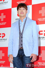 组图：金贤重姜素拉等出席户外品牌说明会