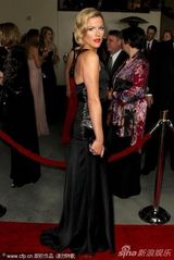 组图：安妮斯顿助阵导演工会奖 黑裙携男友秀恩爱