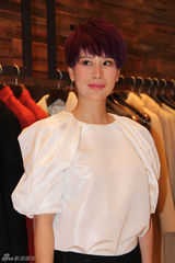 组图：海清紫发亮相品牌周年庆  流利英文与高层热聊