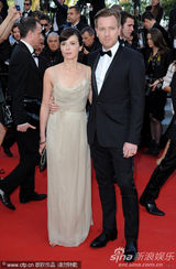 组图：麦克格雷格携妻走秀显恩爱