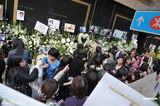 组图：张国荣去世八年纪念活动 众多歌迷到场悼念