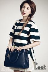 组图：韩星徐仁英春日新照显清新