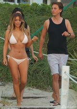 组图：辣妈卡戴珊秀瘦身成果 比基尼晒巨乳纤腰