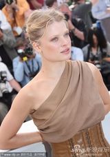 幻灯：《蒙彼利埃公主》记者会 导演轻吻女主演香肩