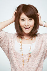 组图：徐子淳发最新写真 香草美人温婉清新