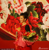 组图：宋祖英献唱两会文艺演出 韩红激昂高歌