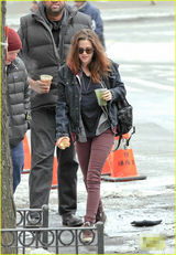 组图：暮光女休闲装上街手拿半个苹果 笑容满面