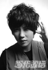 幻灯组图：李霄云搞怪表情九连拍 黑白映像灵动写真