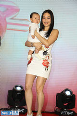 组图：钟丽缇授育儿经 自曝有意直播生产第四胎