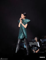 高清组图：王菲重庆个唱收官 简洁纱裙飘然欲仙