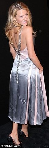 组图：布莱克-莱弗利现身时尚派对 长裙裸背优雅性感