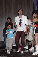 组图：庾澄庆为游戏代言 展示龟派气功化身赛亚人