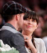 组图：贾斯汀篮球赛场观战 揽女友入怀深情索吻