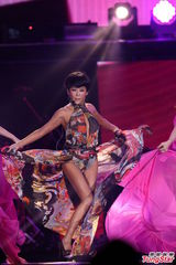 组图：台北跨年蓝心湄陶醉自摸 谢金燕性感深蹲