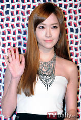 组图：尹恩惠韩智敏等出席服装品牌时装展