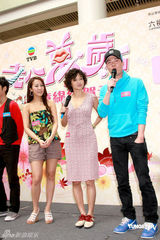 幻灯组图：曹敏莉李绮红向谢天华裤子内抛桔子