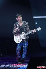 组图：周杰伦开个唱大秀人鱼线 张智霖同台助阵