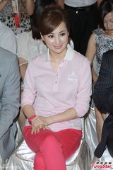 组图：熊黛林走出情伤甜笑 与追求者互相了解