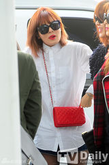 组图：韩团4minute赴港 戴墨镜埋头亮相机场