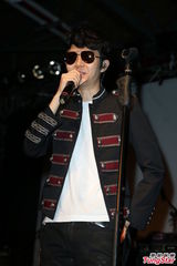 组图：方大同来台开唱黑超耍酷 陶晶莹亮相助阵