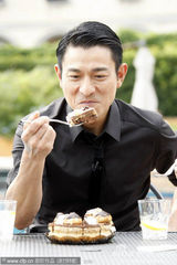 高清图：刘德华提前庆生大快朵颐 吃蛋糕舔手指