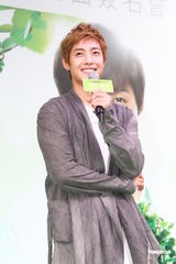 组图：金贤重赴台湾代言产品 亚洲巡演将设台湾站