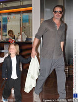 组图：皮特朱莉携子女抵达日本宣传人气爆棚