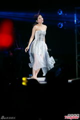 组图：S.H.E合体香港开唱 Selina感触落泪