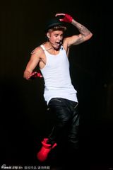 组图：比伯上海巡演热辣来袭 脱衣秀肉激情四射