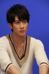 高清组图：吴尊做客新浪花絮照 阳光美男表情百变