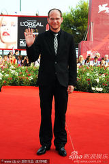 组图：《替代》首映礼 莎朗-塔尔蓝裙惊艳红毯