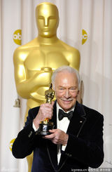 高清组图：奥斯卡后台获奖众星举金人光彩照人