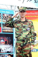 高清组图：赵仁成退役帅气依旧 行军礼告别军队